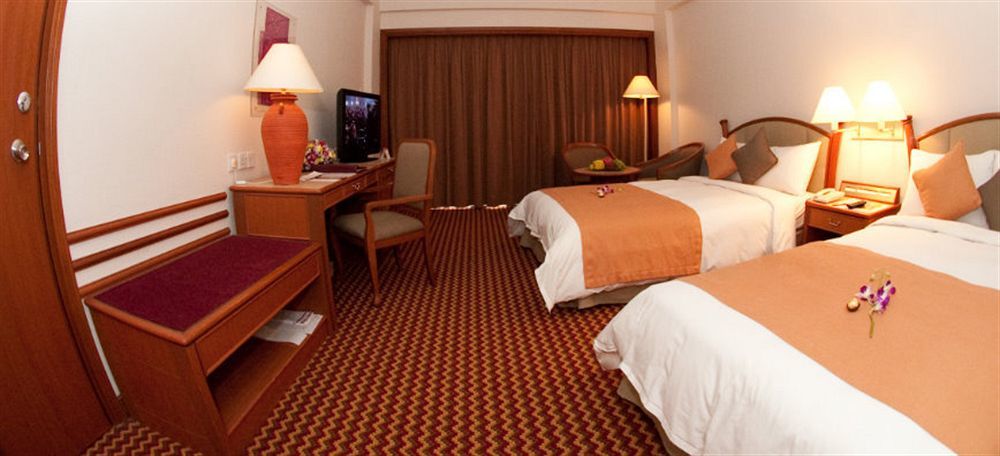 Parkcity Everly Hotel Мири Екстериор снимка