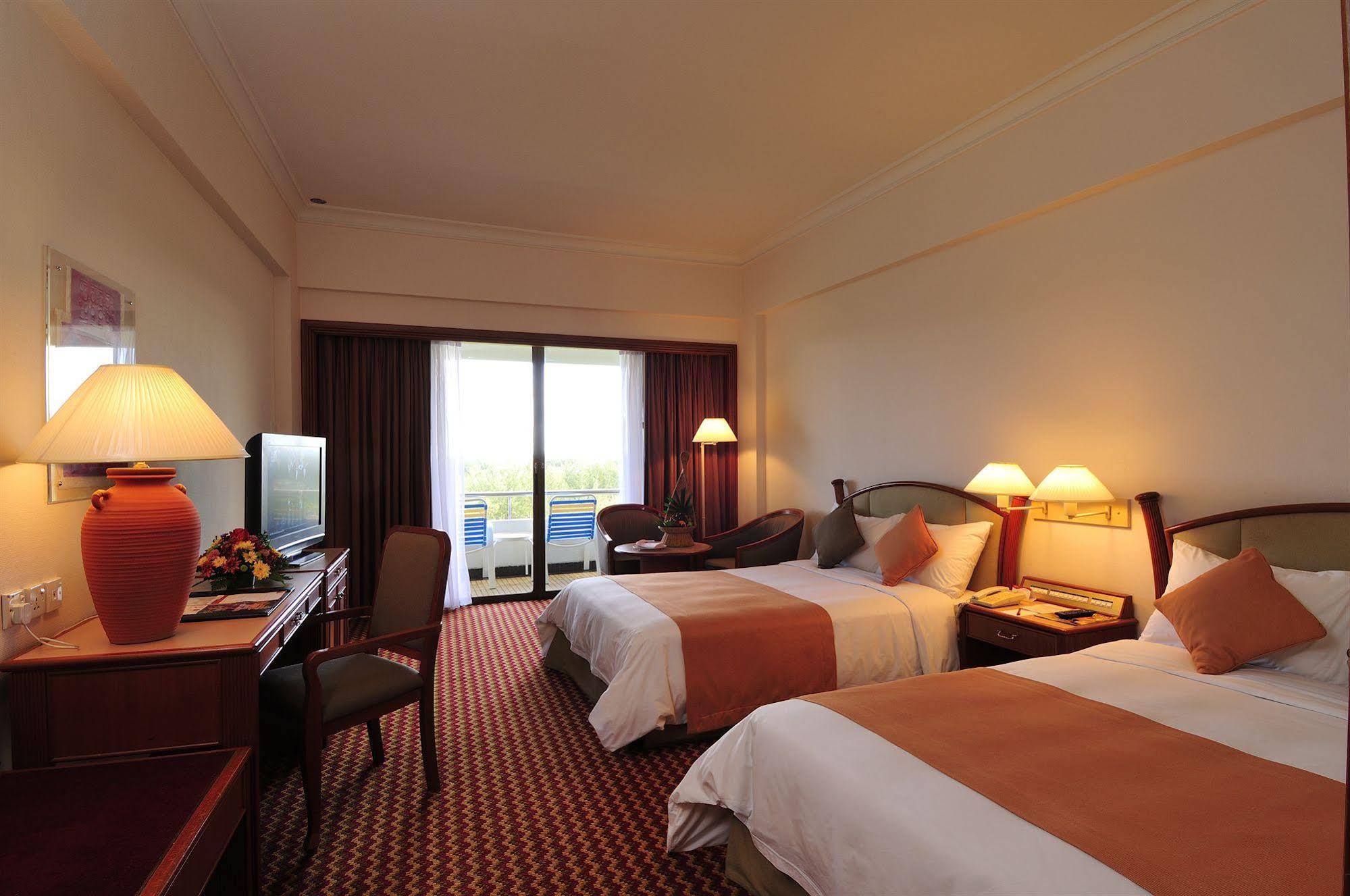 Parkcity Everly Hotel Мири Екстериор снимка