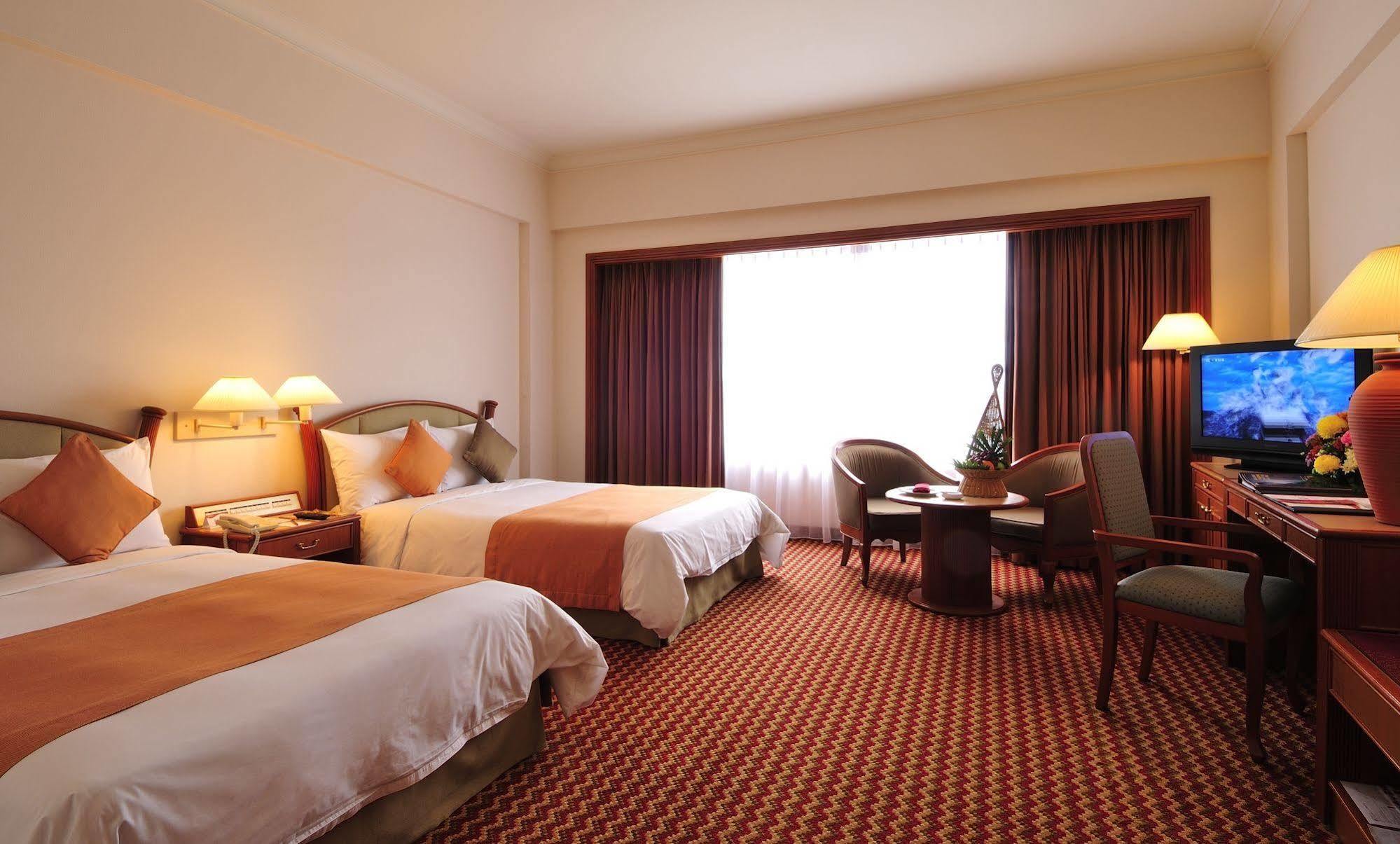 Parkcity Everly Hotel Мири Екстериор снимка